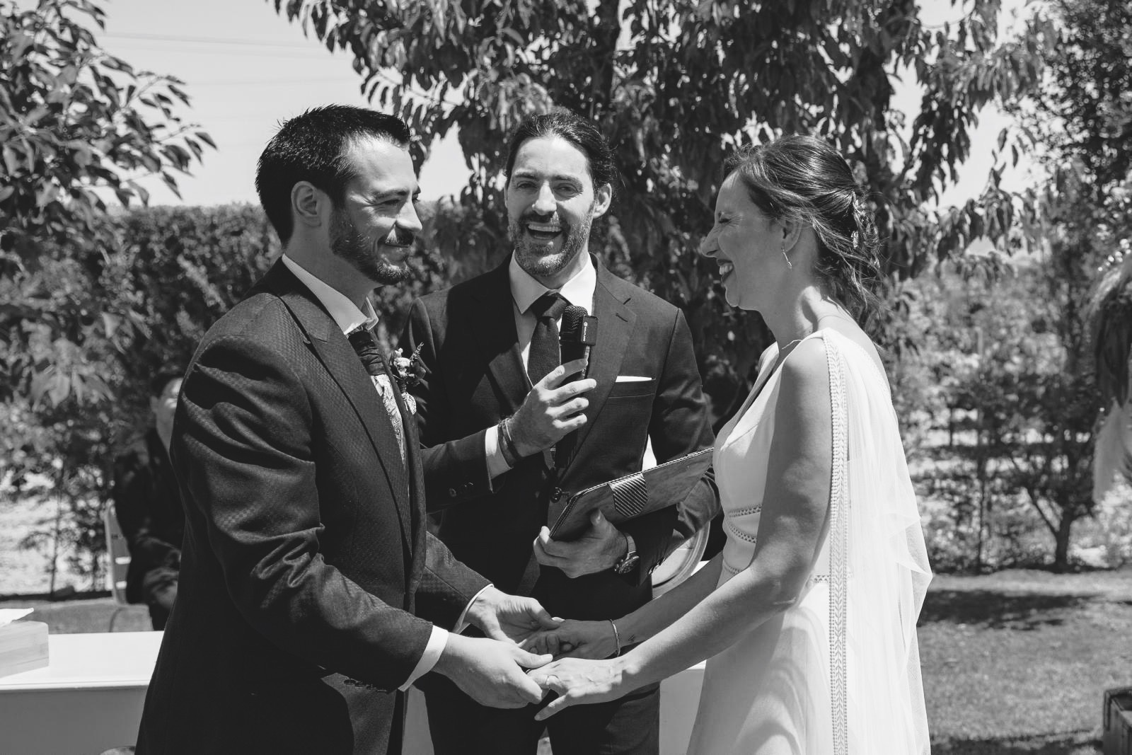 maestro-de-ceremonias Un maestro de ceremonias oficia una boda civil al aire libre