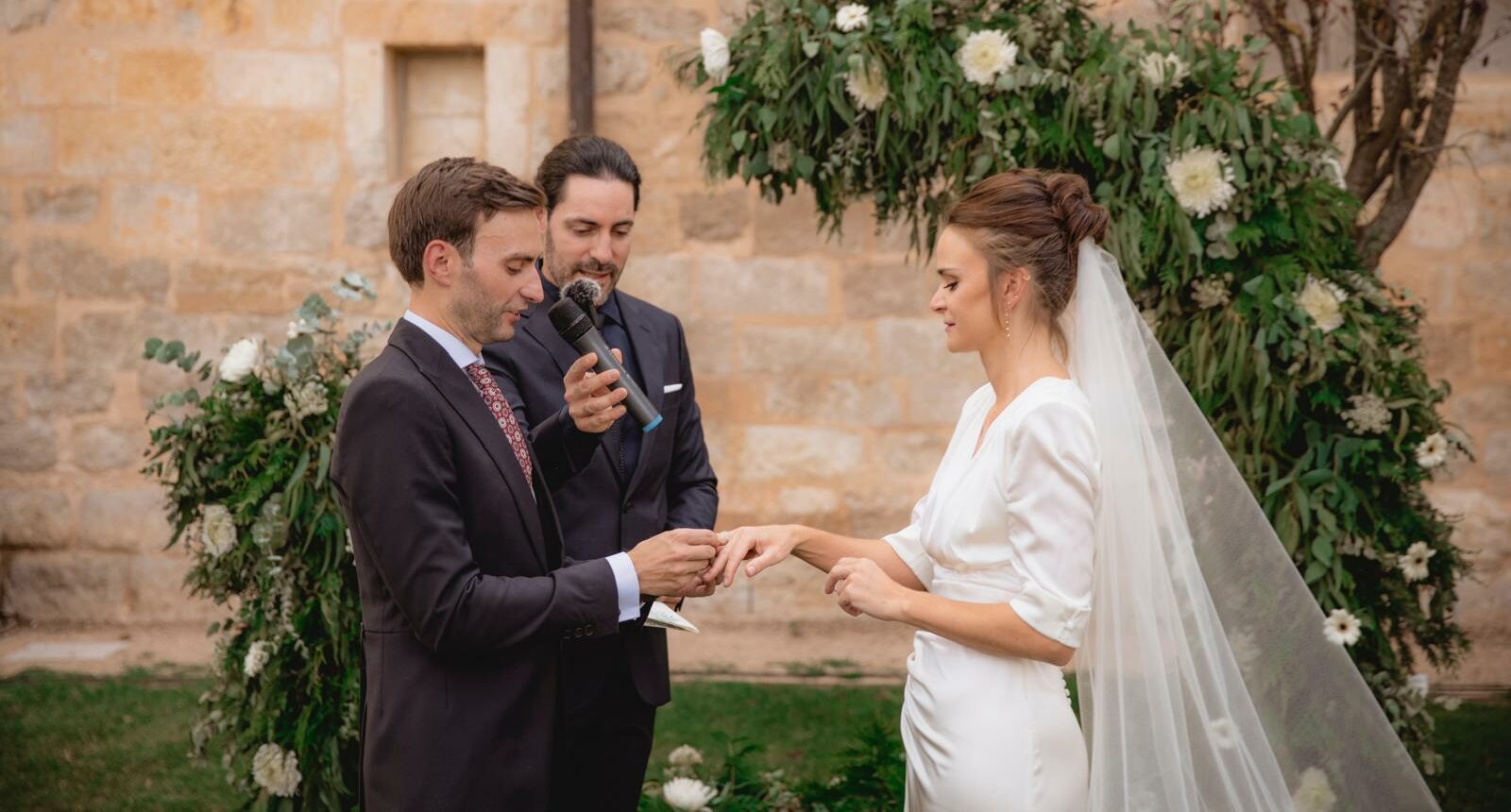Nuestro maestro de ceremonias oficia una boda civil.