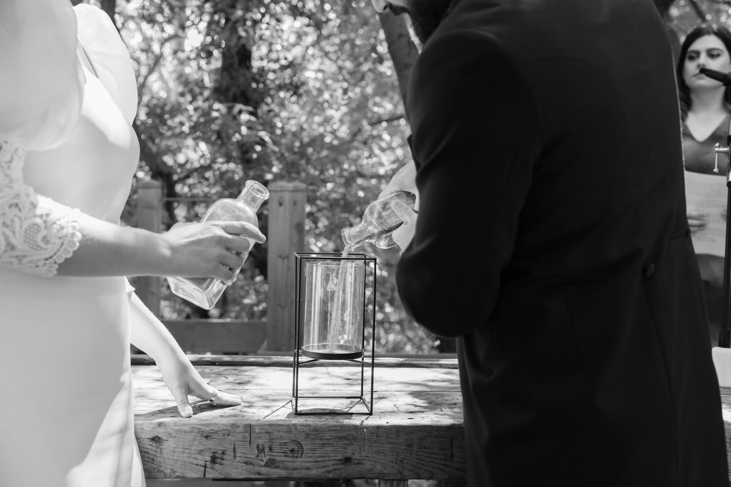 rituales-simbolicos-personalizados Una pareja realiza el rito de la arena en una boda civil.