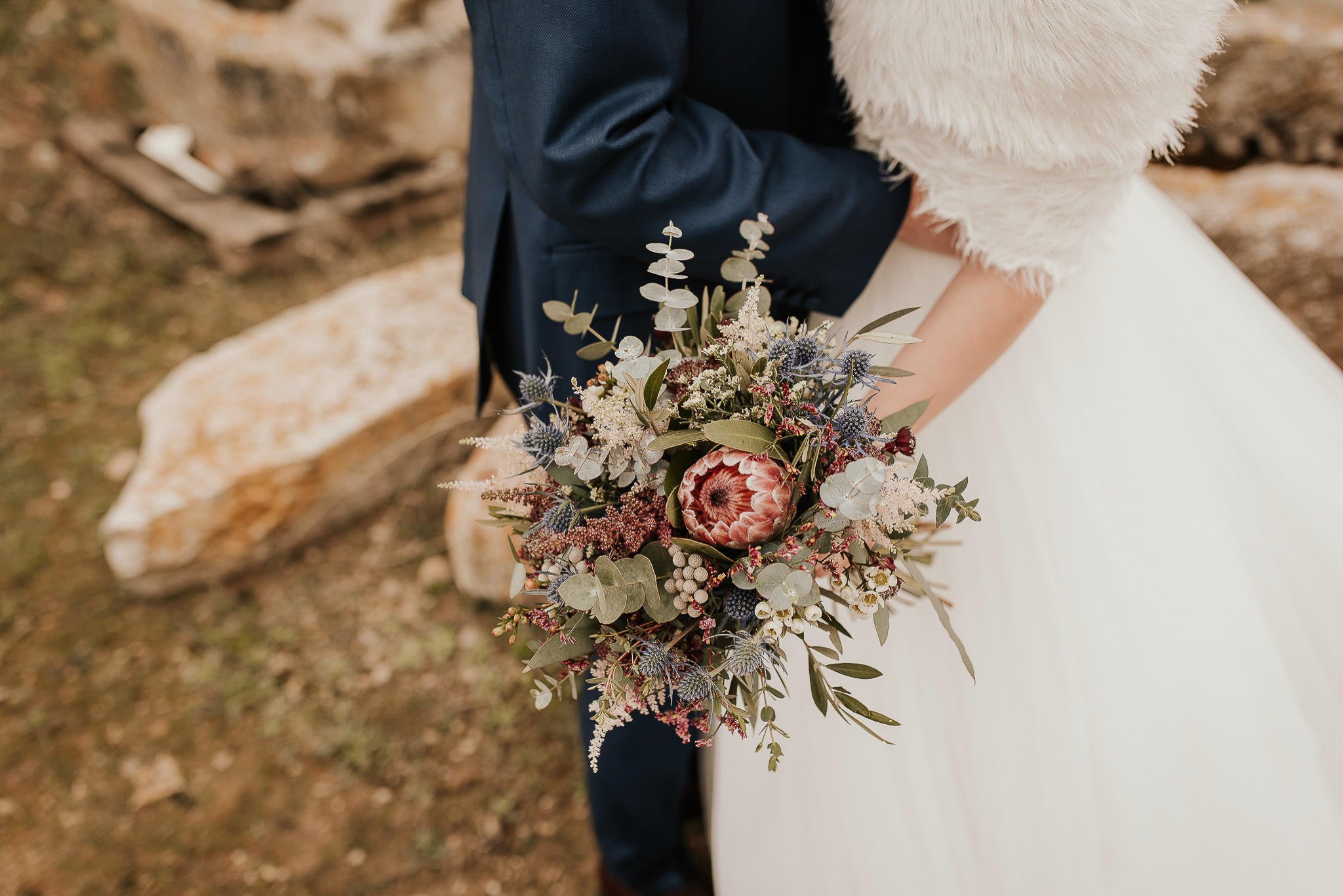 Un ramo de flores en una boda civil