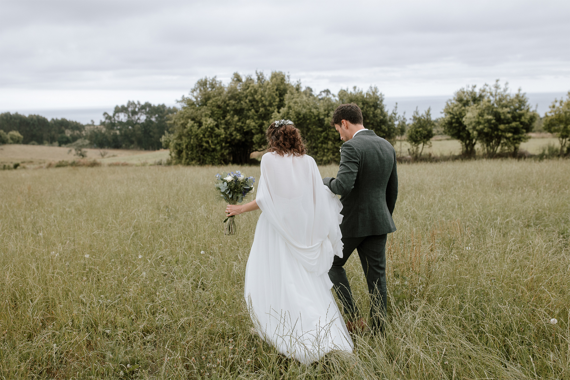 Una pareja después de realizar su boda civil.