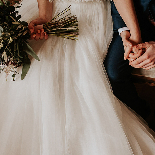 Un ramo de flores en una boda civil