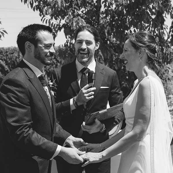 Un maestro de ceremonias oficia una boda civil al aire libre