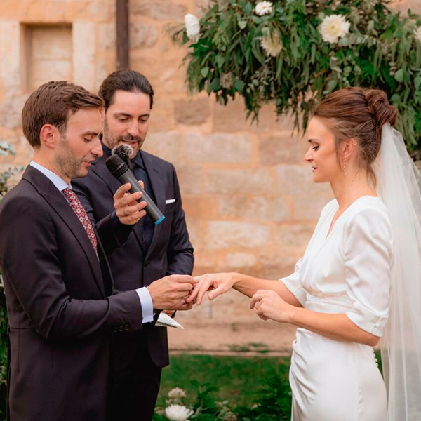 Nuestro maestro de ceremonias oficia una boda civil.