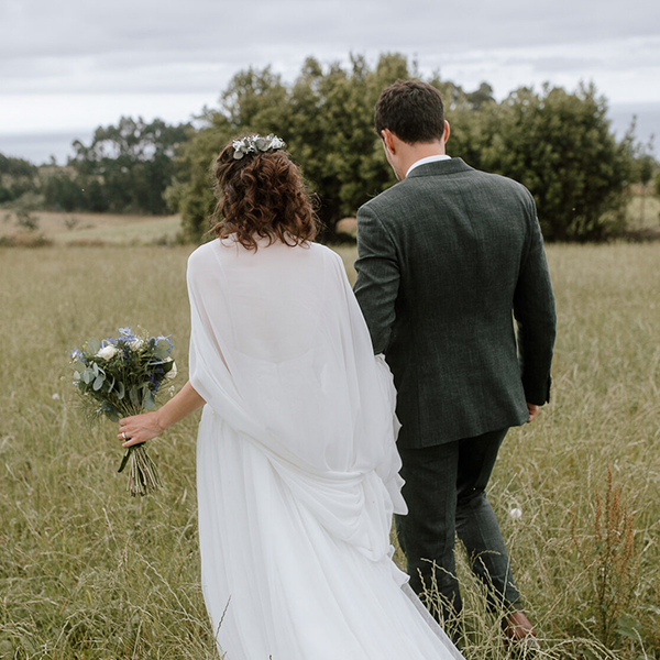 Una pareja después de realizar su boda civil.