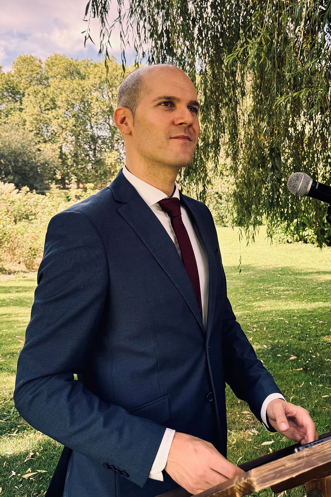 Un maestro de ceremonias en una boda civil.